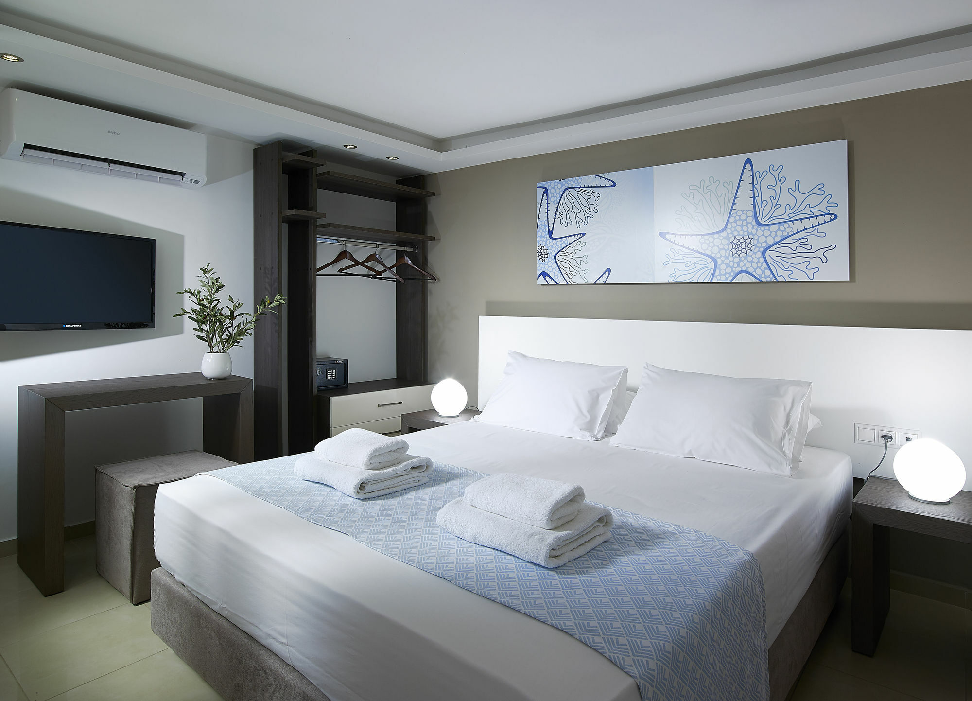 Coral Apartments Ierápetra Esterno foto